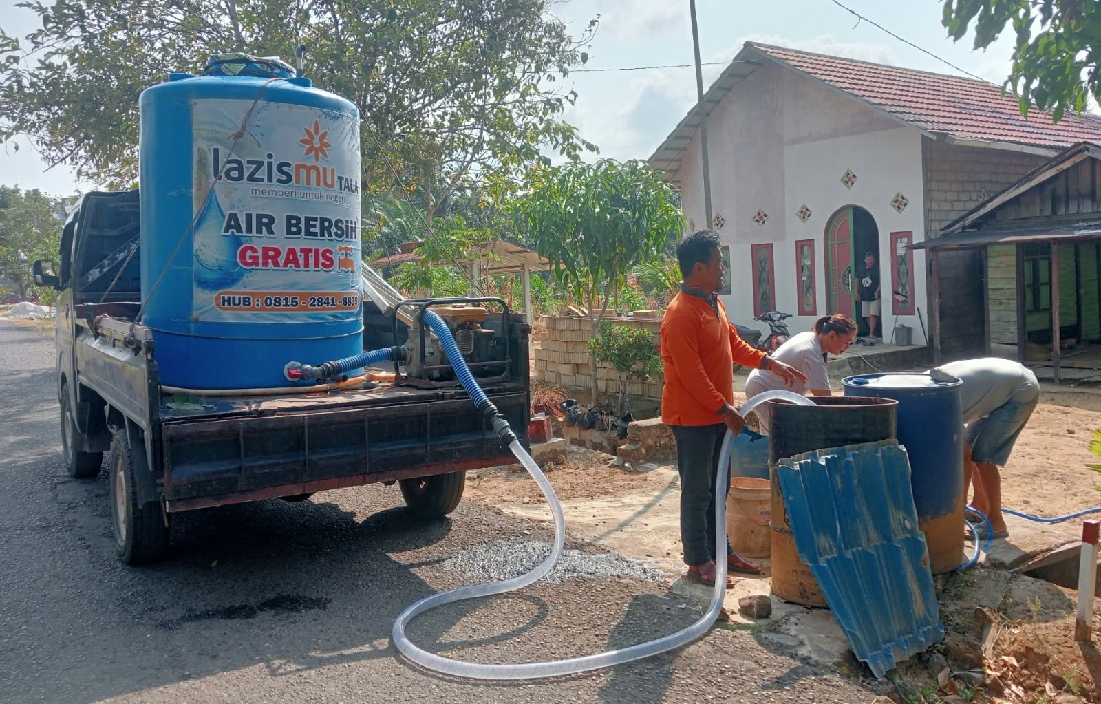 Oase di Musim Kemarau: Aksi Berkelanjutan Lazismu Tanah Laut Salurkan Air Bersih untuk Warga