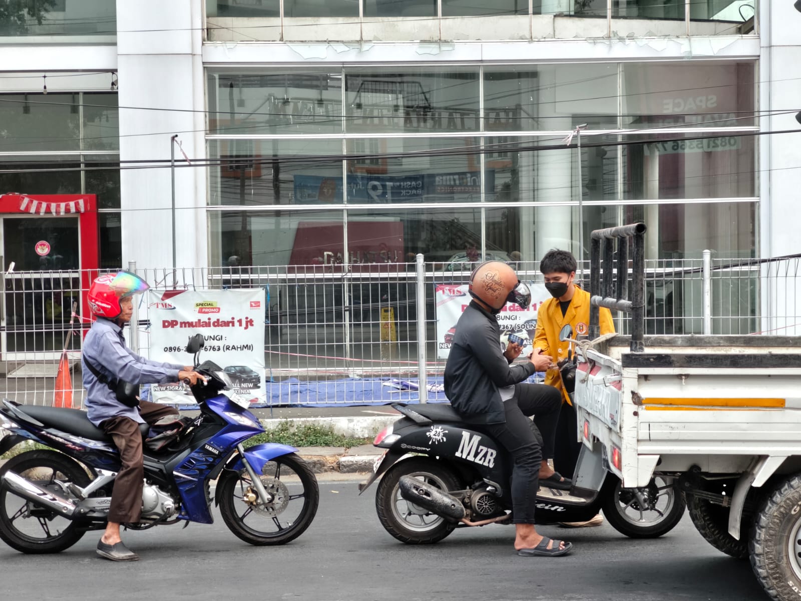 Sinergi Kebaikan di Tengah Kabut Asap: IPM Banjarmasin dan Lazismu Kalsel Bagikan Masker Gratis